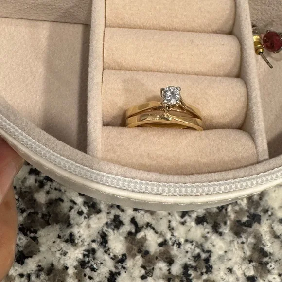 Elegant Gold Diamond Ring - Picture 10 of 14